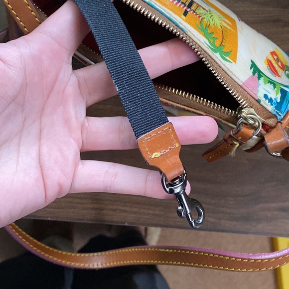Dooney and bourke Disney land resort retro strap mini barrel - Picture 9 of 10